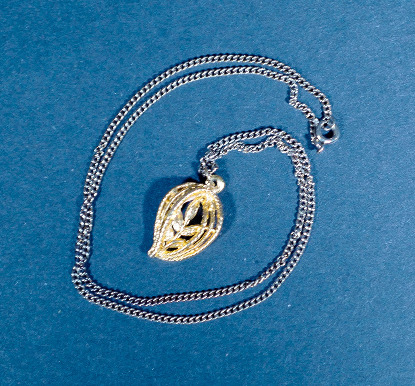 Vintage Gold-Plated Leaf Pendant Necklace