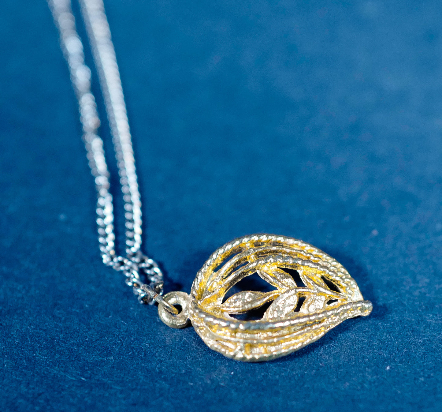 Vintage Gold-Plated Leaf Pendant Necklace